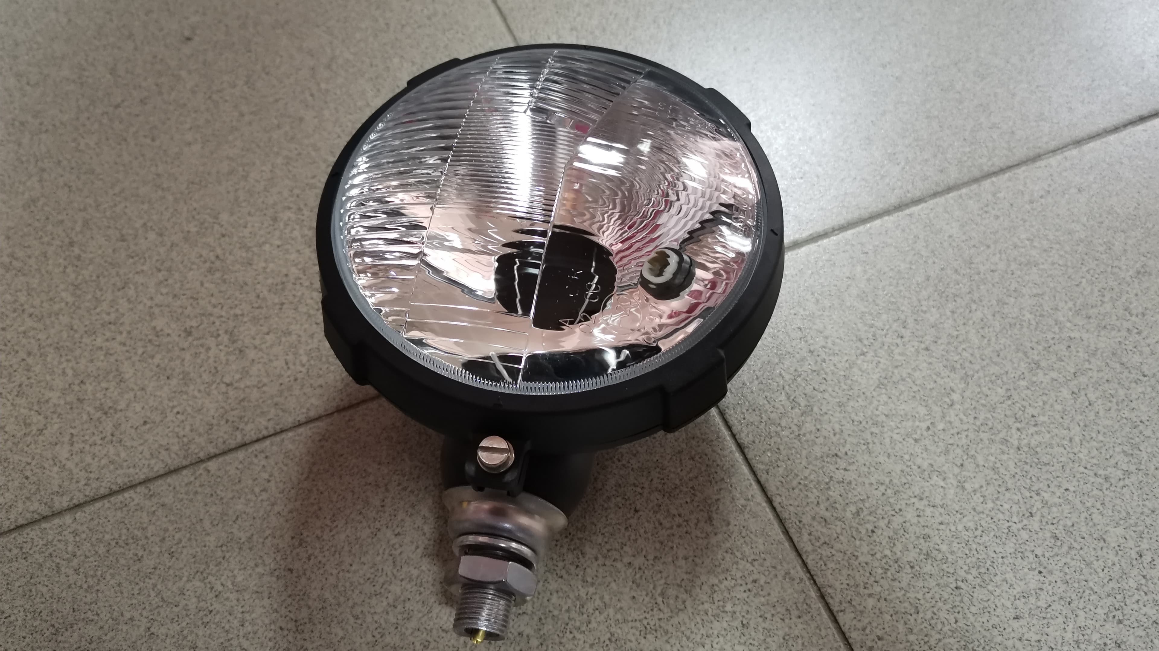 FAR PREDNJI PLASTICNI C-360 L